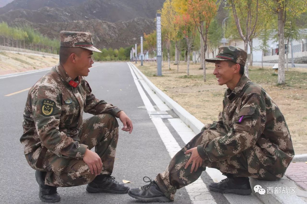 地面双腿压前腿_地面压腿的基本步骤视频_地面压前腿的正确方法