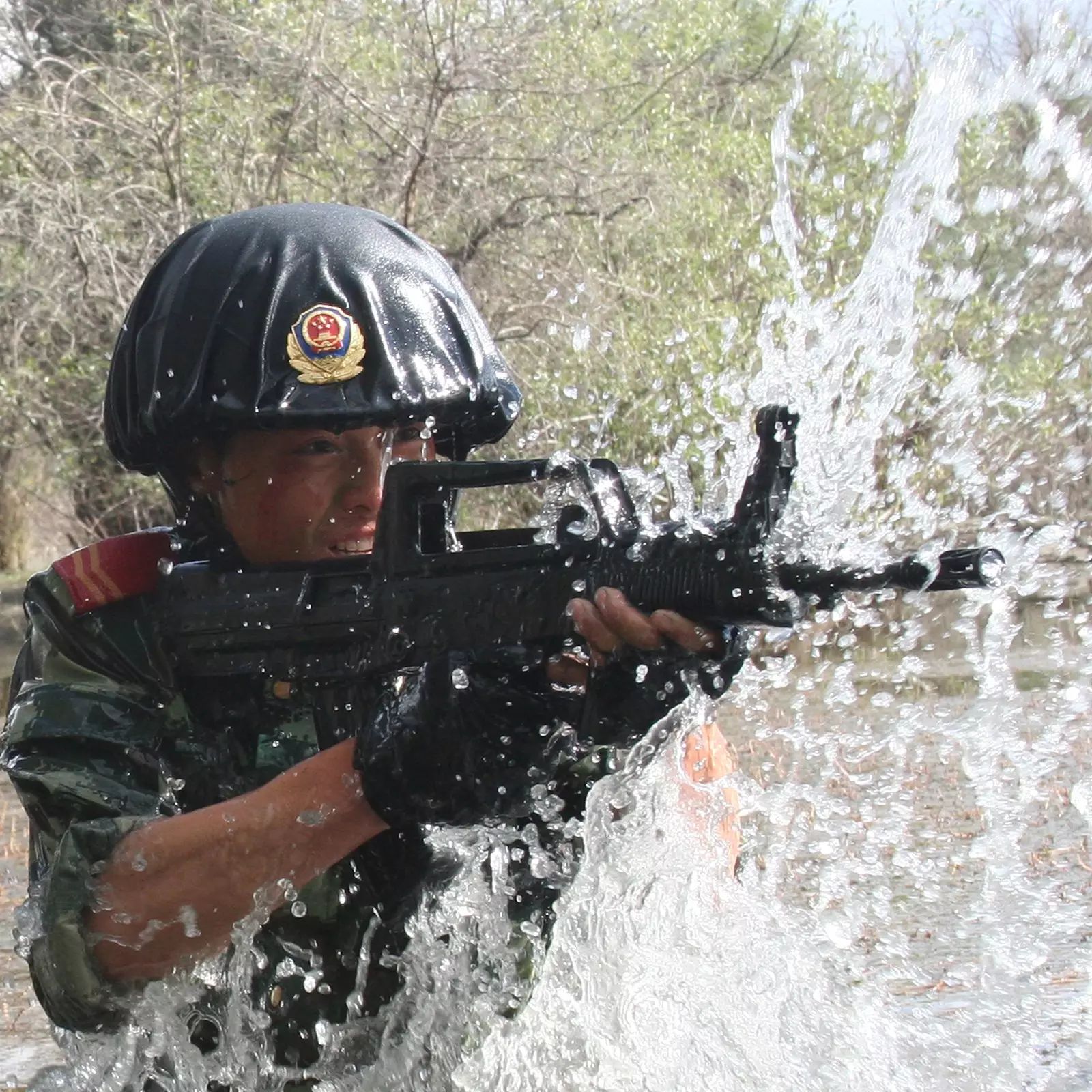 地面压腿的基本步骤视频_地面压前腿的正确方法_地面双腿压前腿